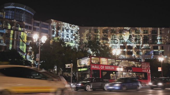 Berlin: Gigantische Projektion erhellt Leipziger Platz