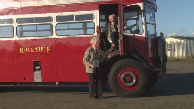 Liebe auf den 1. Bus: Rentner retten ihren Oldtimer